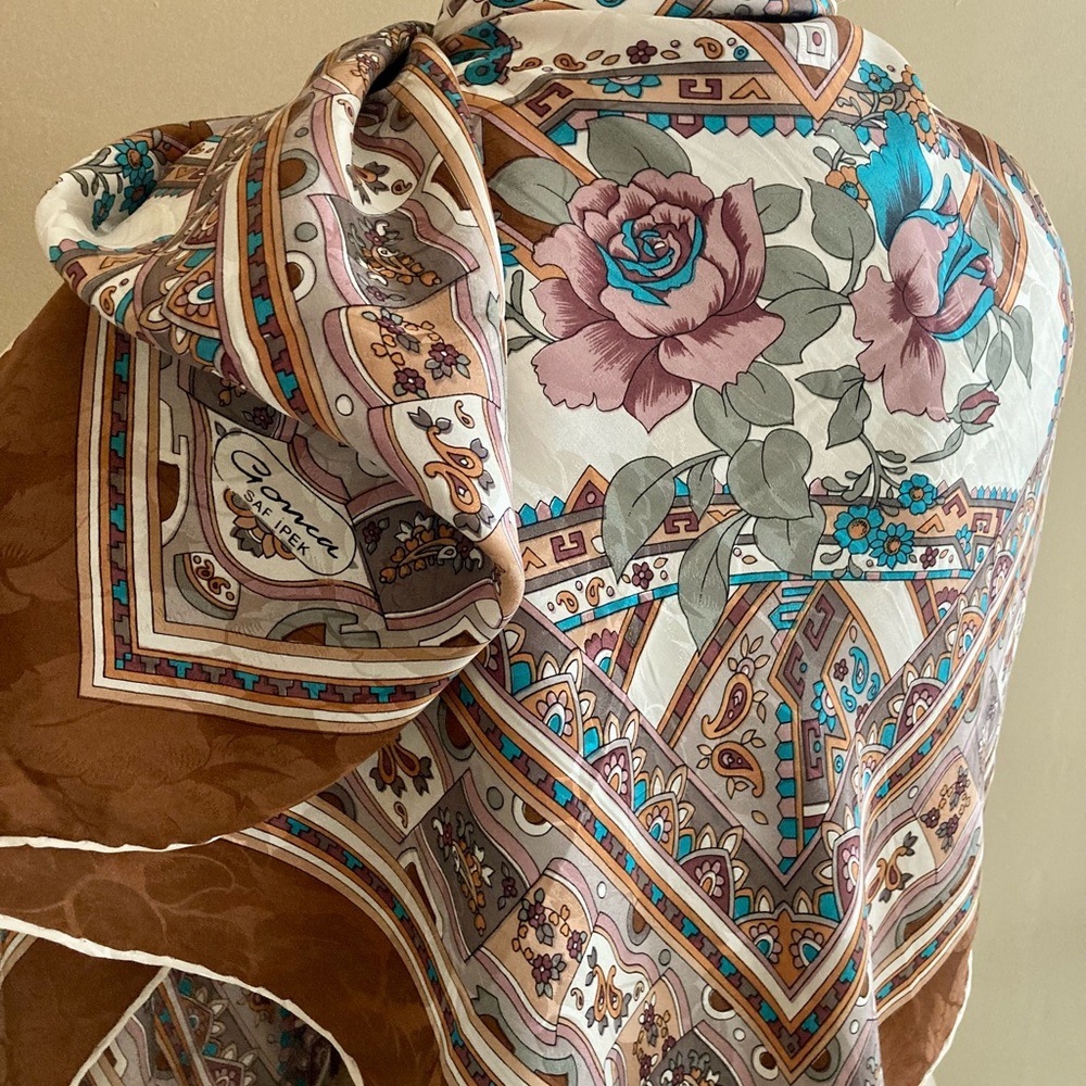 GONCA silk scarf, large vintage square shawl. - Picture 7 of 10